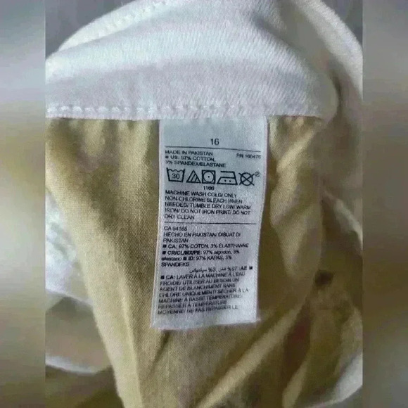 Old Navy Boyfriend fit Mid rise button down women's jean shorts. - Picture 7 of 7